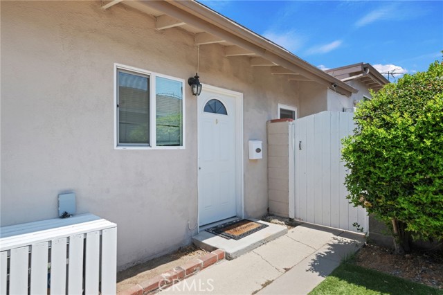10022 Gothic Avenue, North Hills CA: https://media.crmls.org/medias/08481007-28b8-4453-b5ce-a299c15ec098.jpg