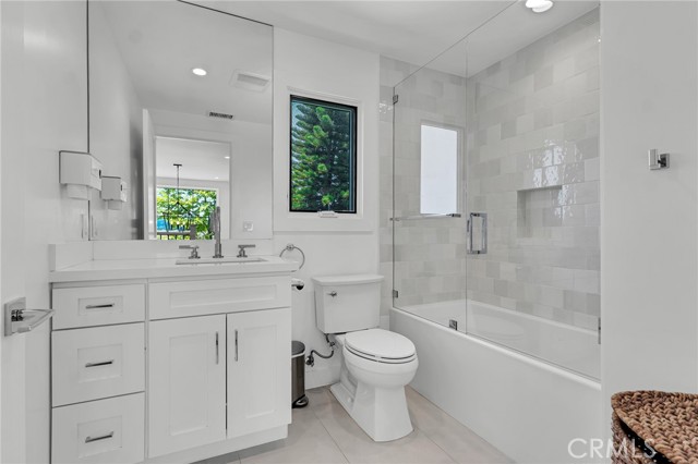 23241 Aetna Street, Woodland Hills CA: https://media.crmls.org/medias/084ac03d-bb98-41f7-86f0-e3c9f63b0ea2.jpg
