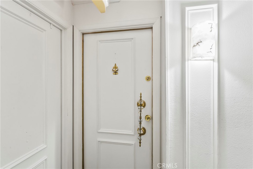https://media.crmls.org/medias/084b995c-c0ab-4562-bd09-469714f873bf.jpg?preset=X-Large