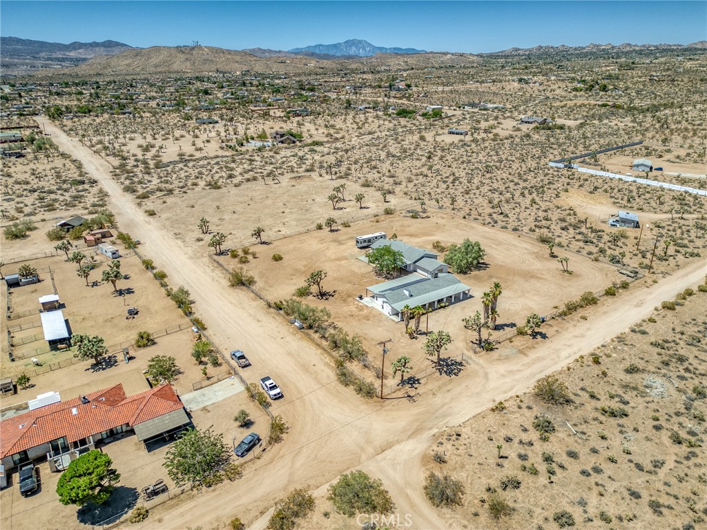 https://media.crmls.org/medias/084befb8-75c4-46b4-91a1-3d5a2bf757b2.jpg?preset=X-Large