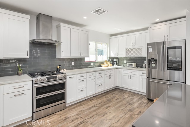 Detail Gallery Image 8 of 23 For 6624 Mammoth Ave, Van Nuys,  CA 91405 - 4 Beds | 3 Baths