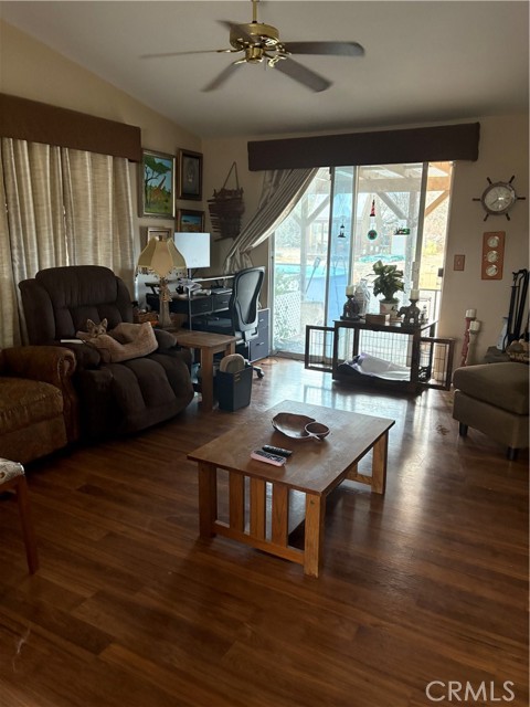 10975 Decker, Oak Hills CA: https://media.crmls.org/medias/084e7251-ebc7-4315-ab17-fbe7b6d85511.jpg