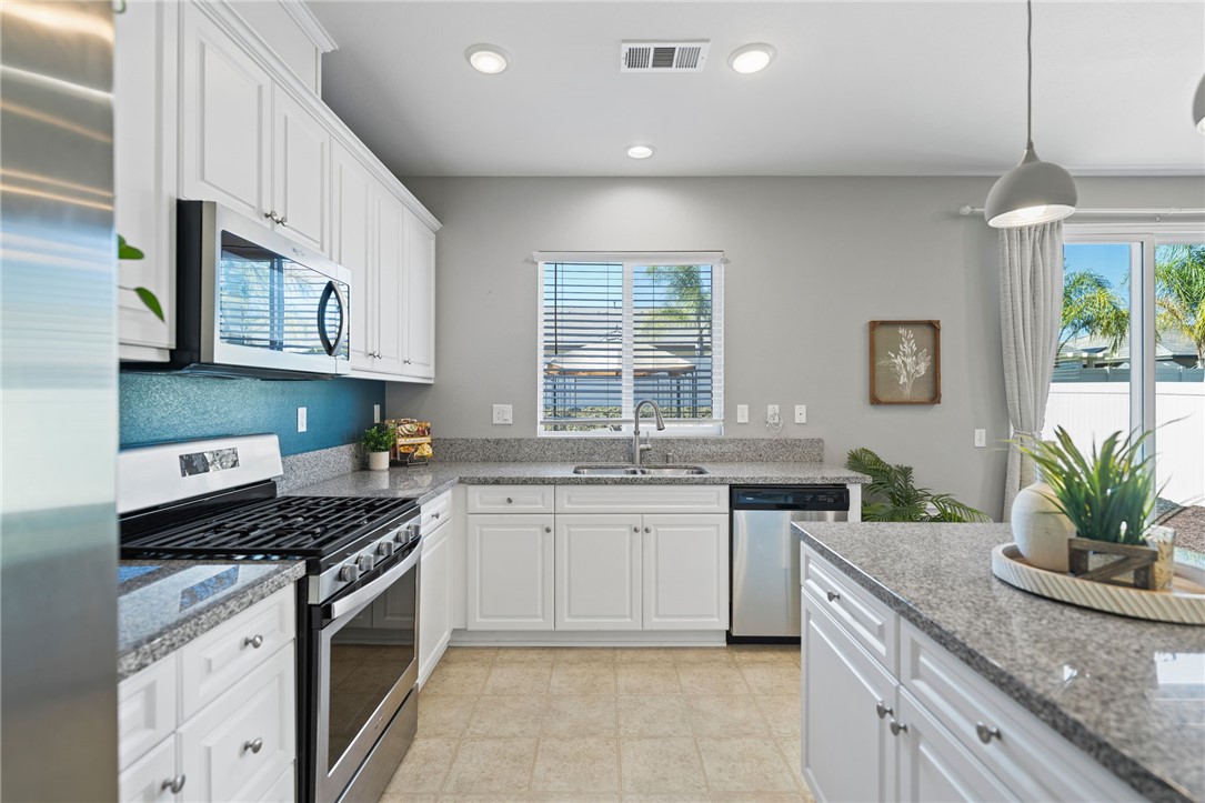 Detail Gallery Image 10 of 51 For 31885 Nettle Ct, Menifee,  CA 92584 - 4 Beds | 2 Baths