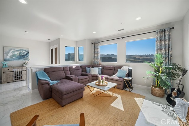 Detail Gallery Image 6 of 29 For 997 Canyon Lane, Pismo Beach,  CA 93449 - 3 Beds | 2 Baths