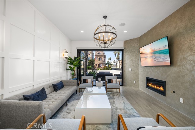 Detail Gallery Image 3 of 32 For 122 21st St, Huntington Beach,  CA 92648 - 3 Beds | 5/1 Baths