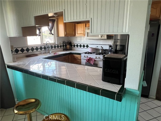 946 W Woodcrest Street, Bloomington CA: https://media.crmls.org/medias/08590096-9b01-4da6-9a72-8ba7f34ab171.jpg