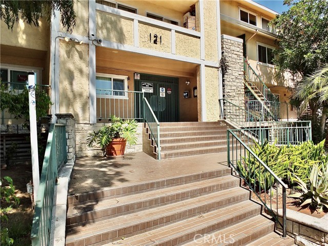 121 Sinclair Avenue, Glendale CA: https://media.crmls.org/medias/08593df8-1cc2-49b3-a616-42a554eead7e.jpg