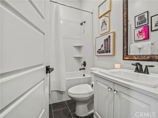 Detail Gallery Image 11 of 65 For 22385 Midtown Ct, Saugus,  CA 91350 - 5 Beds | 4/1 Baths