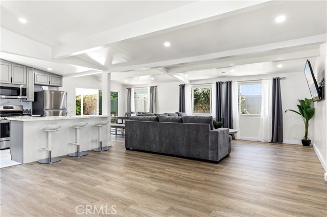 Detail Gallery Image 8 of 22 For 6535 Mary Ellen Ave, Valley Glen,  CA 91401 - 3 Beds | 2/1 Baths