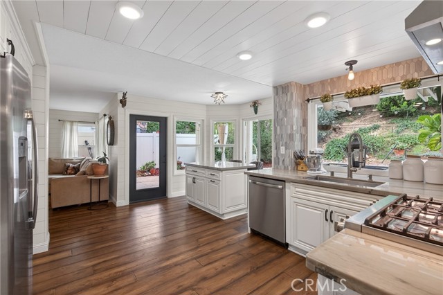 Detail Gallery Image 8 of 22 For 1380 Tanglewood, Corona,  CA 92882 - 4 Beds | 2/1 Baths