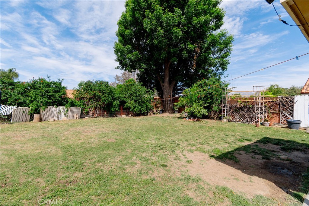 https://media.crmls.org/medias/085d094d-e225-4ed0-9041-a3981a2390d0.jpg?preset=X-Large