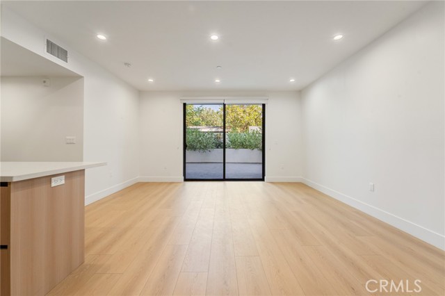 Detail Gallery Image 10 of 20 For 7510 Sepulveda Bld #102,  Van Nuys,  CA 91405 - 3 Beds | 2 Baths