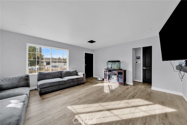 Detail Gallery Image 5 of 47 For 7044 Nestle Ave, Reseda,  CA 91335 - 4 Beds | 3 Baths