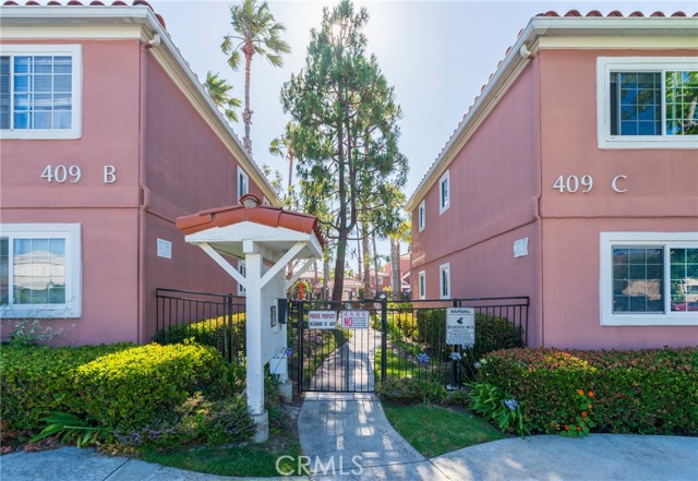 409 Utica Avenue, Huntington Beach CA: https://media.crmls.org/medias/0860563f-6e0d-429f-bf3a-9c766cbf0212.jpg