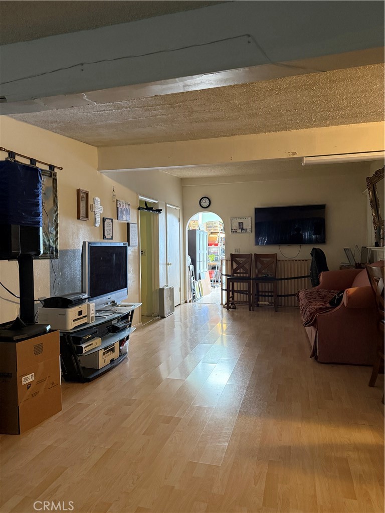 https://media.crmls.org/medias/0861261f-cadf-42fe-b484-796e4a1583c5.jpg?preset=X-Large