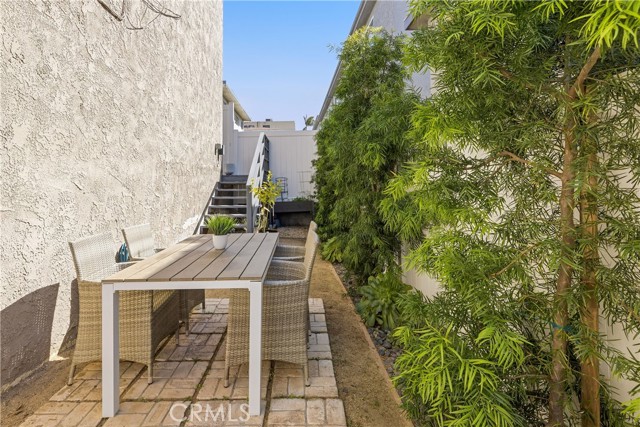 Detail Gallery Image 10 of 14 For 1140 Manhattan Beach #D,  Manhattan Beach,  CA 90266 - 2 Beds | 2/1 Baths