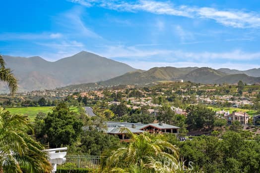 18 Beaconsfield, Rancho Santa Margarita CA: https://media.crmls.org/medias/0865ad98-d016-47dd-a88f-6555fe70b59c.jpg