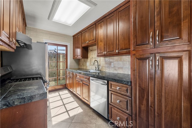22232 Buena Ventura St, Woodland Hills CA: https://media.crmls.org/medias/086bd370-3262-44d5-8ffc-339838d9c75a.jpg