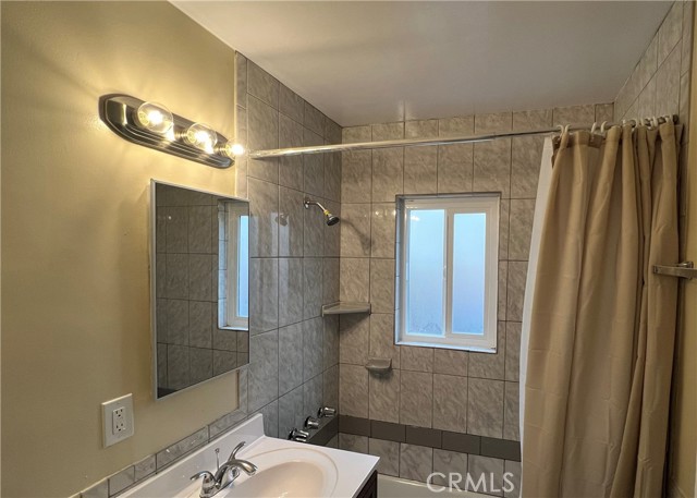 Full Bathroom, Front Unit