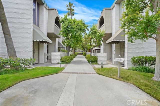 Detail Gallery Image 2 of 57 For 5345 White Oak Ave #J,  Encino,  CA 91316 - 3 Beds | 2/1 Baths