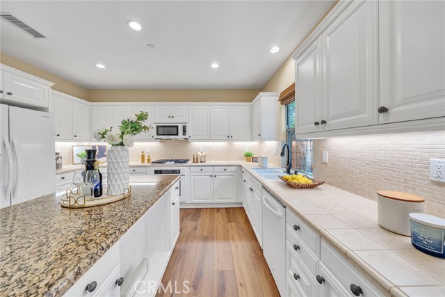63 Splendor, Irvine CA: https://media.crmls.org/medias/0870d9f5-37a8-4b52-9696-6309d0c6d2fc.jpg