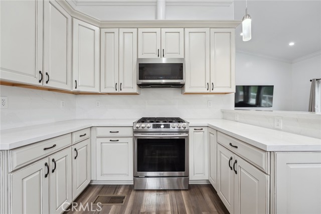 5254 Don Pio Drive, Woodland Hills CA: https://media.crmls.org/medias/087292b5-a284-4185-a679-4733704feb30.jpg