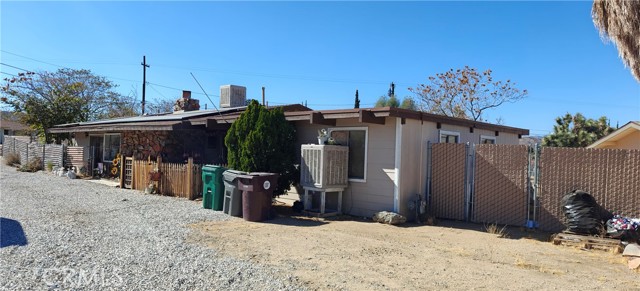 Detail Gallery Image 3 of 18 For 7490 Barberry Ave, Yucca Valley,  CA 92284 - 3 Beds | 2 Baths