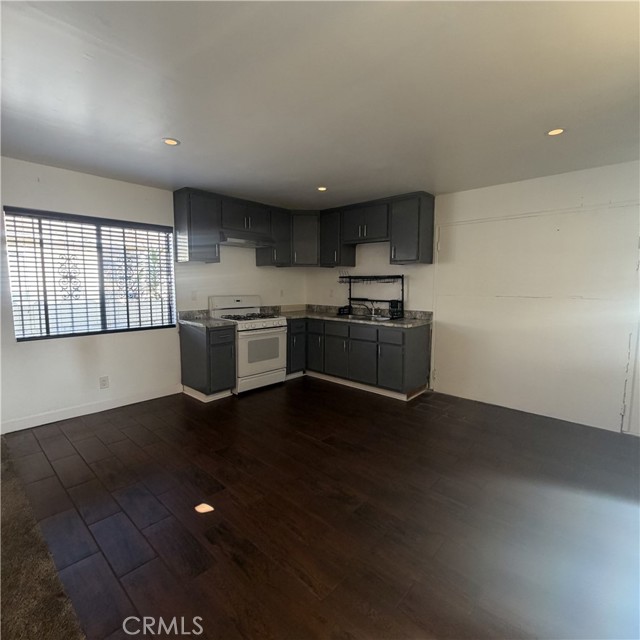 Detail Gallery Image 13 of 22 For 1057 N Neptune, Wilmington,  CA 90744 - 5 Beds | 3 Baths