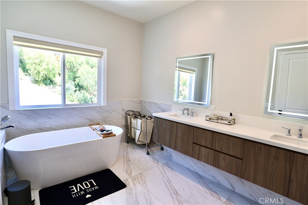 https://media.crmls.org/medias/08785f98-58fc-478e-9f07-ee570991dc7b.jpg?preset=X-Large