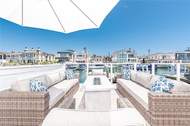 Detail Gallery Image 2 of 41 For 3717 Channel Pl, Newport Beach,  CA 92663 - 4 Beds | 2/1 Baths