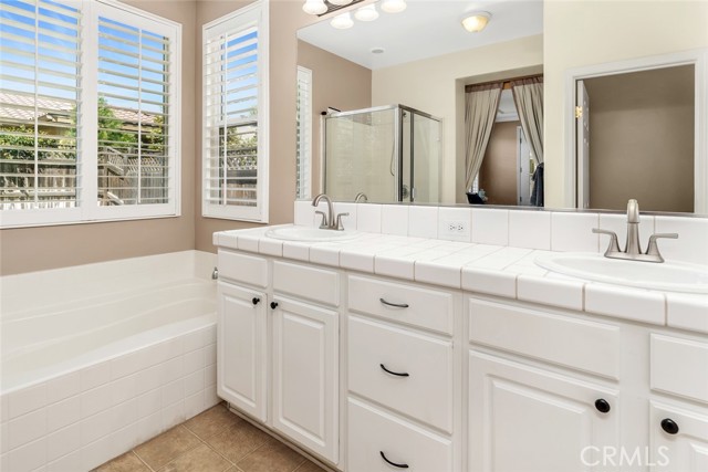 Detail Gallery Image 25 of 44 For 331 Hollyhill Dr, Bakersfield,  CA 93312 - 3 Beds | 2 Baths