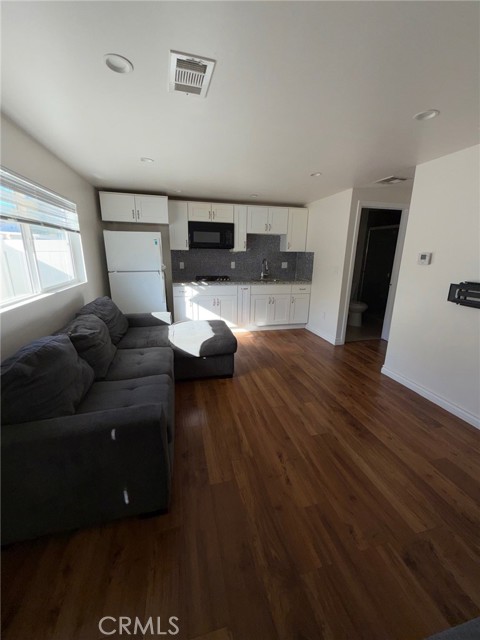 Detail Gallery Image 10 of 10 For 6651 Quakertown Ave, Winnetka,  CA 91306 - 1 Beds | 1 Baths