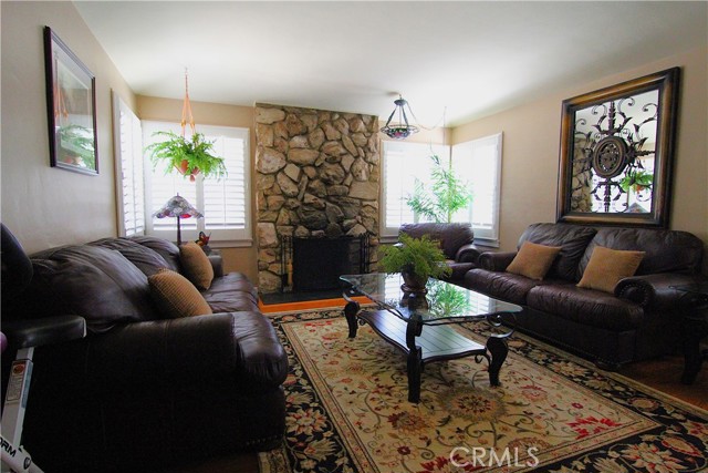 Detail Gallery Image 9 of 30 For 13250 Dyer St, Sylmar,  CA 91342 - 3 Beds | 1/1 Baths