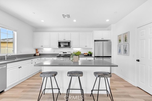 Detail Gallery Image 5 of 41 For 28300 Abbey, Menifee,  CA 92585 - 4 Beds | 2/1 Baths