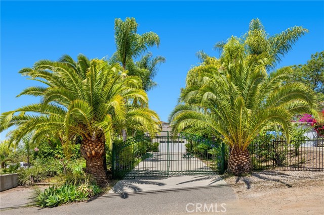 210 N Stage Coach Lane, Fallbrook CA: https://media.crmls.org/medias/088e9d21-377a-4d79-b499-2bdbd9b9497c.jpg