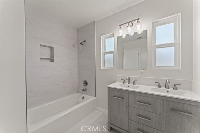 Detail Gallery Image 11 of 32 For 14722 Strathern, Panorama City,  CA 91402 - 5 Beds | 3 Baths