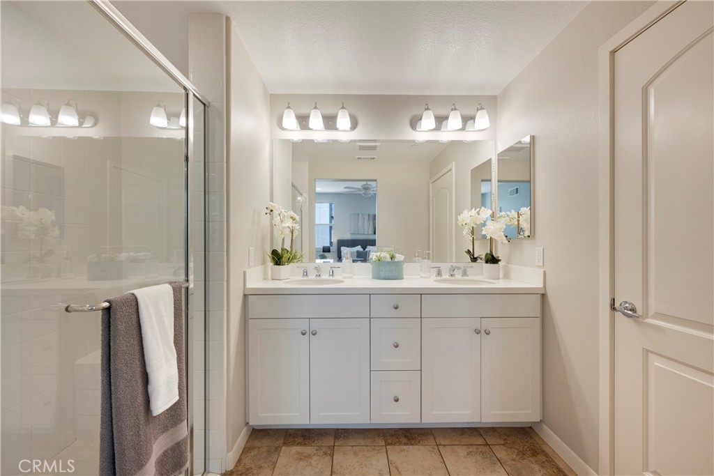 The Master En Suite has White Cabinetry, Dual Sinks, Privacy Toilet, and Tile Flooring.