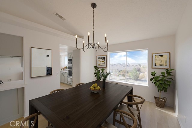 Detail Gallery Image 5 of 23 For 16389 Viho Ct, Apple Valley,  CA 92307 - 4 Beds | 2 Baths
