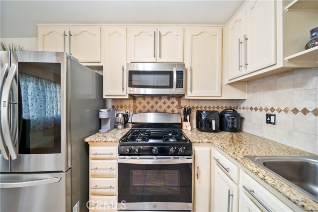 Detail Gallery Image 20 of 47 For 19950 Sherman Way Unit a a,  Winnetka,  CA 91306 - 3 Beds | 4 Baths