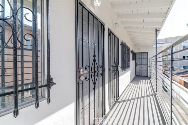 Detail Gallery Image 4 of 20 For 1116 S Berendo St #4,  Los Angeles,  CA 90006 - 2 Beds | 1 Baths