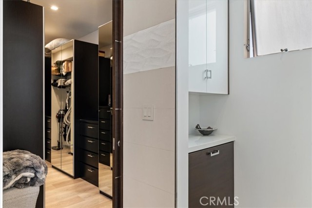 29 W Neapolitan Lane, Long Beach CA: https://media.crmls.org/medias/0896fce5-29fd-462b-bba9-9d85b8b65d4a.jpg