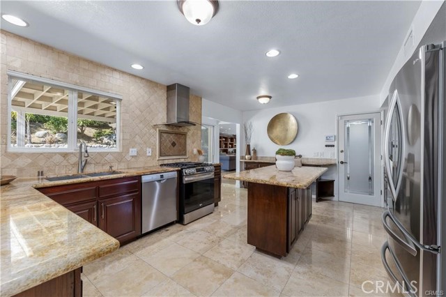 Detail Gallery Image 9 of 47 For 5869 Eilat Pl, Woodland Hills,  CA 91367 - 6 Beds | 3/1 Baths