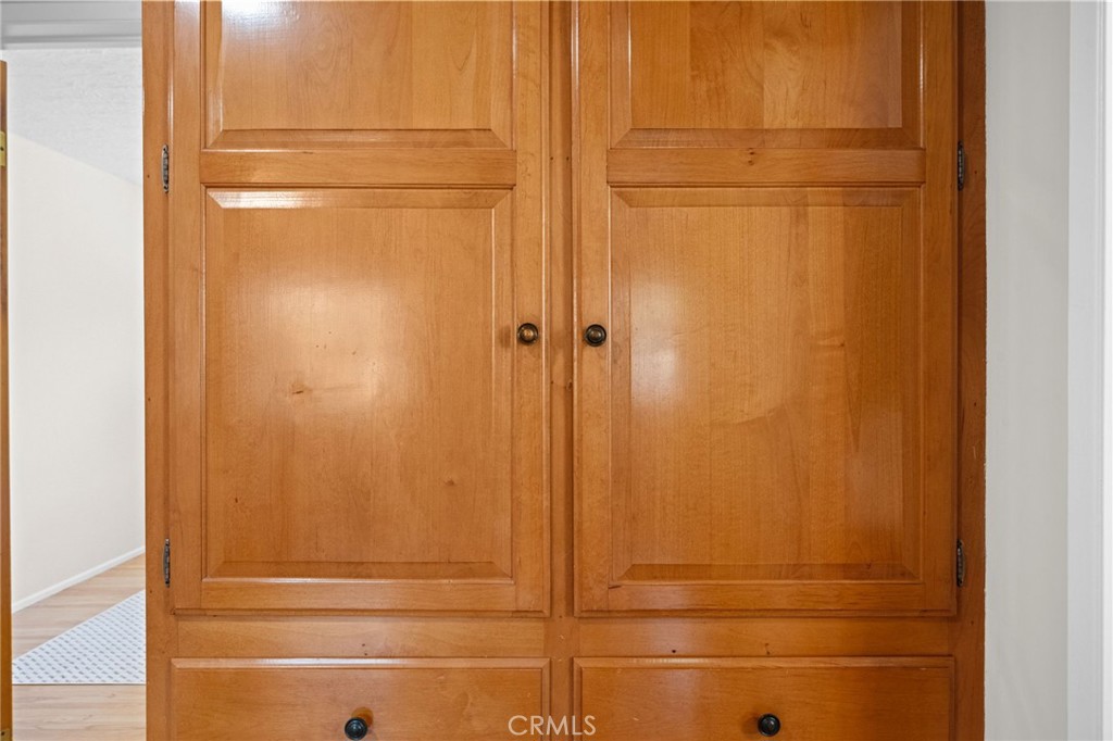 https://media.crmls.org/medias/089b870c-a8ac-4732-8be6-39b6aecfe6f5.jpg?preset=X-Large