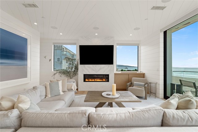 Detail Gallery Image 8 of 17 For 2200 the Strand #B,  Manhattan Beach,  CA 90266 - 3 Beds | 2 Baths