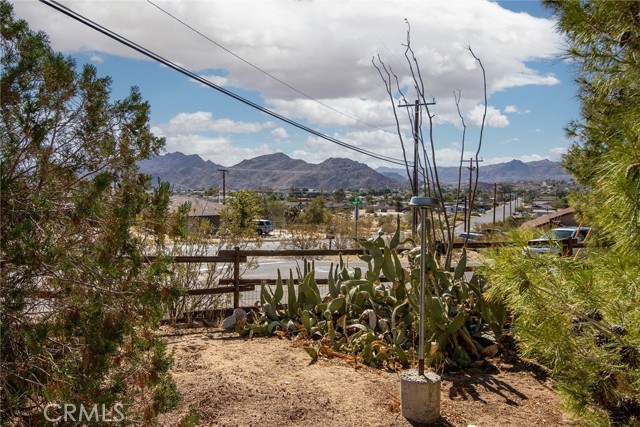 Detail Gallery Image 5 of 13 For 6130 E Parkway, Joshua Tree,  CA 92252 - 2 Beds | 1 Baths