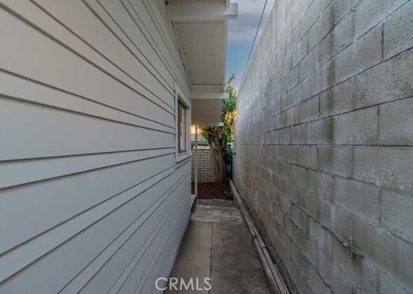 https://media.crmls.org/medias/08a76302-9666-4c60-88db-64577d8a5c8f.jpg?preset=X-Large