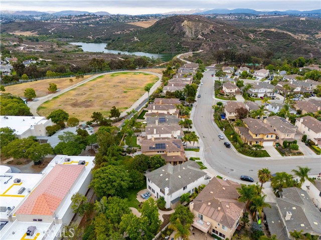 3669 Strata Drive, Carlsbad CA: https://media.crmls.org/medias/08a96026-cb24-46fa-8b5c-e80104582524.jpg