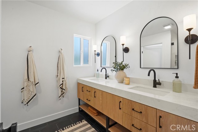 270 Fairfax Avenue, Ventura CA: https://media.crmls.org/medias/08ac73bf-e326-42ac-ad5f-31e8c2044072.jpg