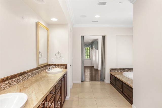 26 Woods Trail, Irvine CA: https://media.crmls.org/medias/08ade36a-3817-46aa-98b8-97e260925633.jpg