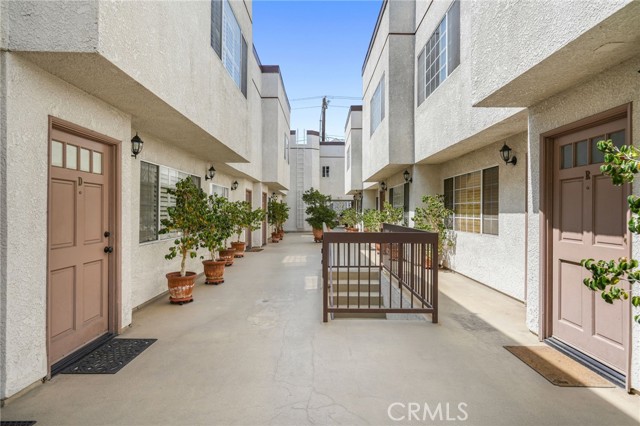 Detail Gallery Image 25 of 27 For 305 E Valencia Ave #E,  Burbank,  CA 91502 - 2 Beds | 2/1 Baths